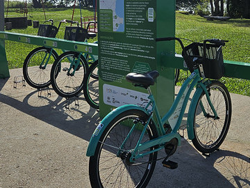 Estação do Pedal Sustentável em Guaíba, com bicicletas compartilhadas presas ao totem